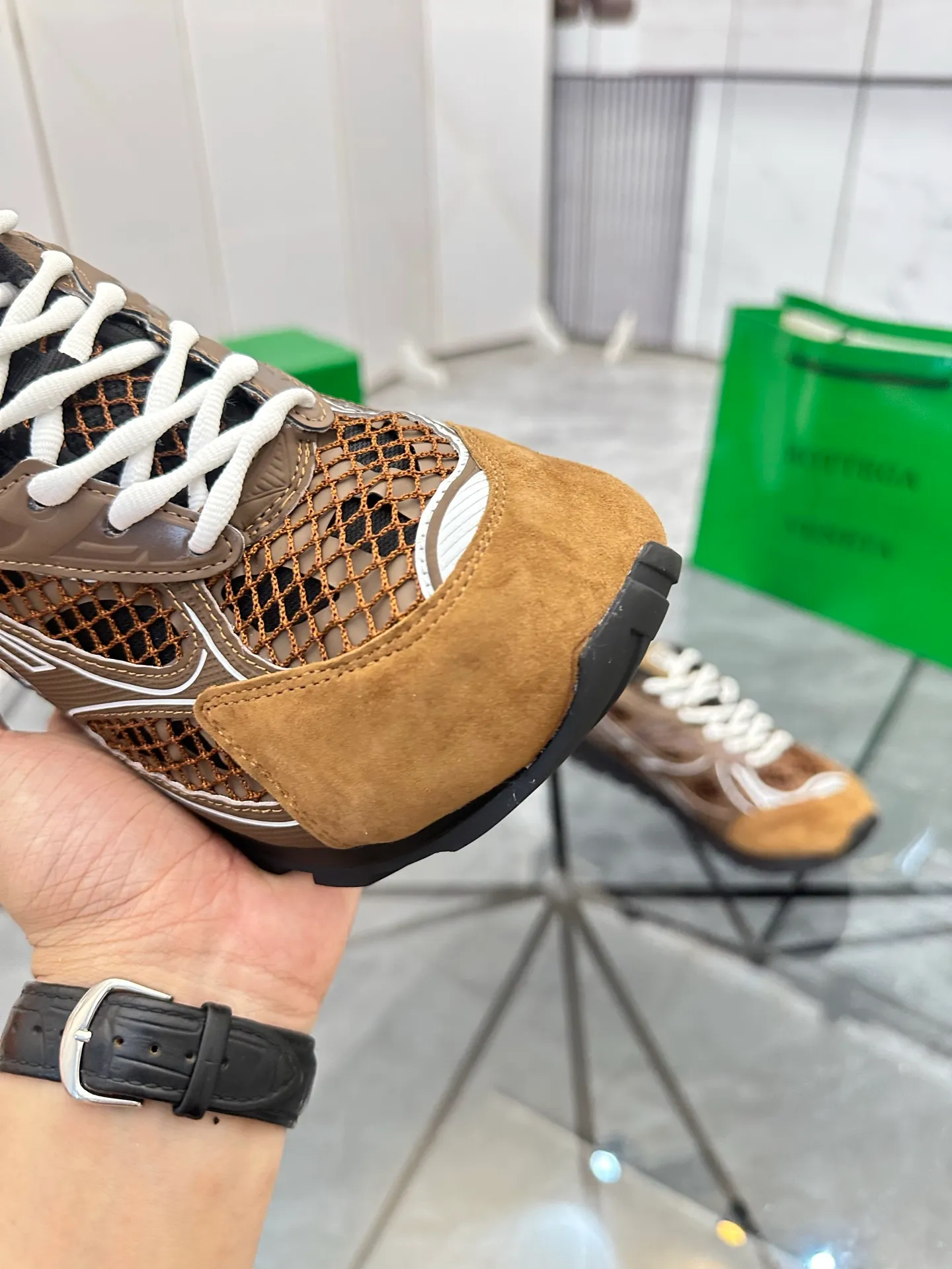 Factory men's shoes 💰: 620💰 (top version) BV Orbit sneakers Wang Yibo's same style couple's dad shoes Runner sneakers, made of lightweight technical mesh fabric. Matched with geometric pattern designed rubber outsole Wang Zha series high version Look for the package craftsmanship The actual height is much higher, but the legs are still slim. Very nice and playable and durable Matching to the standard 💯 Package shoe technology Look for the high version The outsole is made of color-blocked TPU outsole Women's model 35 36 37 38 39 40 41 (40 41 customized) Men's model 38 39 40 41 42 43 44 45. (Customized size 38 45.46) No. H345